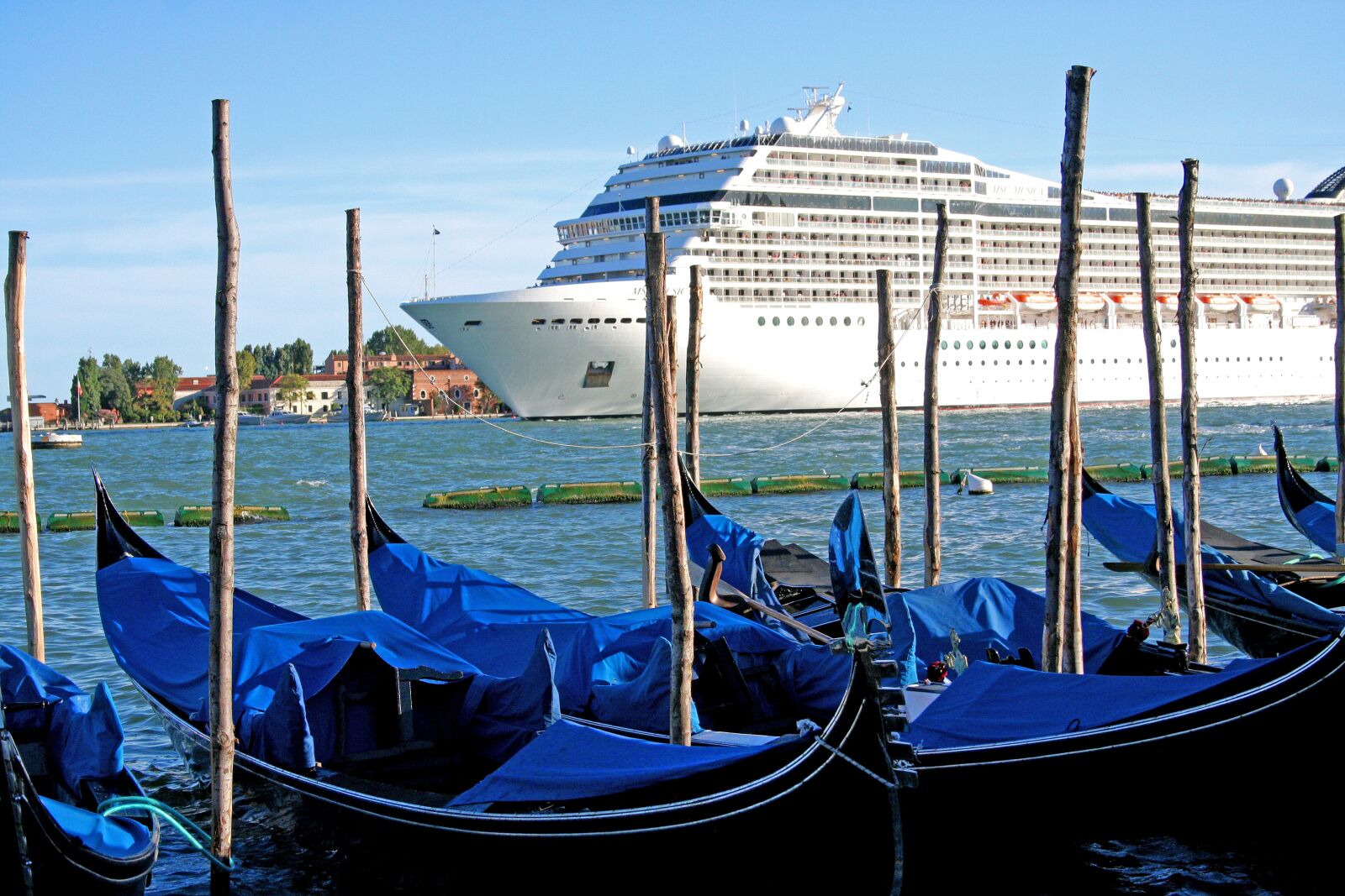 Canon EOS 350D (EOS Digital Rebel XT / EOS Kiss Digital N) sample photo. Venice italy, cruise ship photography