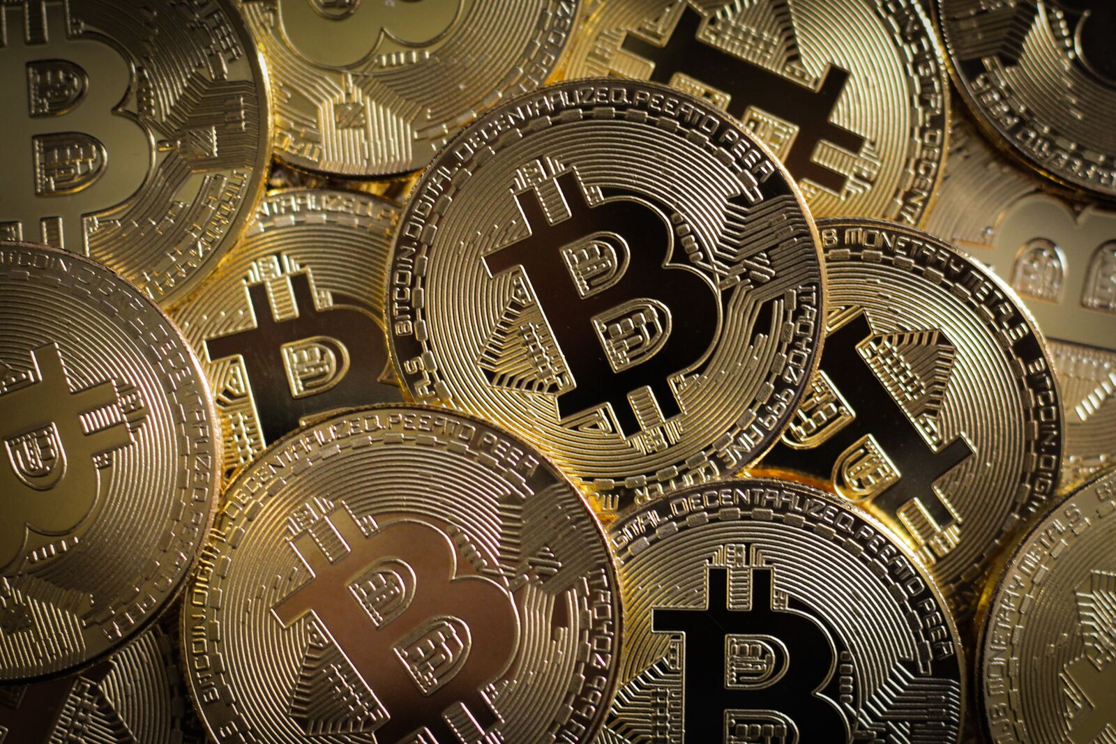 Canon EOS 700D (EOS Rebel T5i / EOS Kiss X7i) + Canon EF 50mm F1.8 STM sample photo. Finance, currency, bitcoin photography