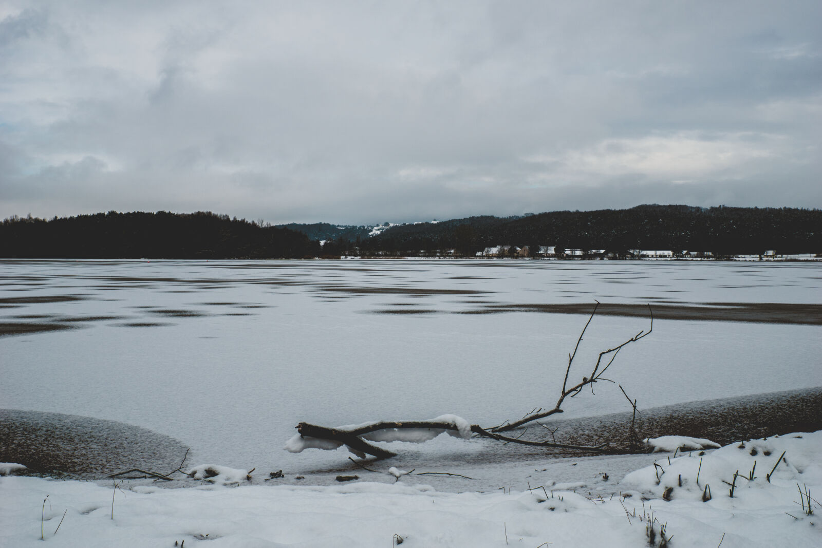 24-70mm F2.8-2.8 SSM sample photo. Frozen, lake, ice, lake photography