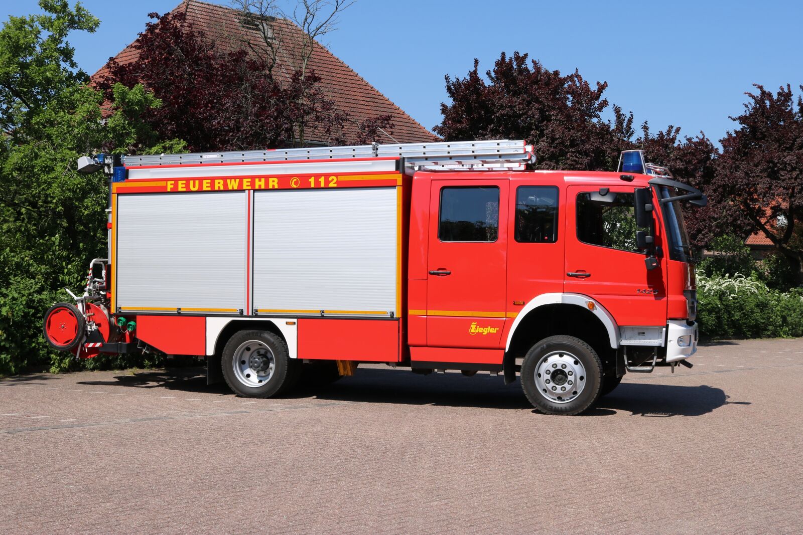 Canon EOS 750D (EOS Rebel T6i / EOS Kiss X8i) sample photo. Fire, fire truck, blue photography