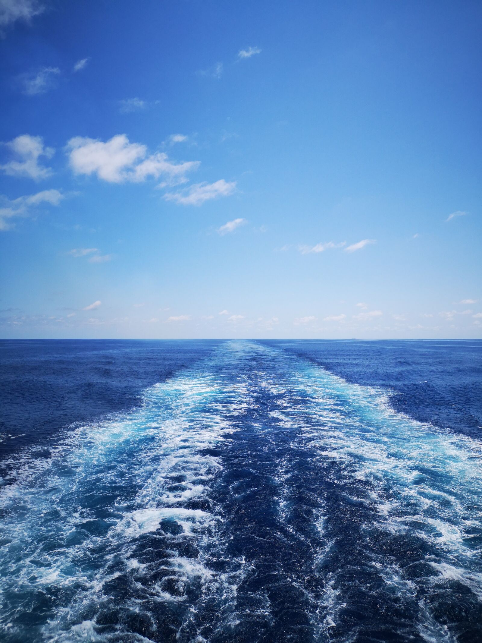 HUAWEI P20 sample photo. Wake, blue, ocean photography
