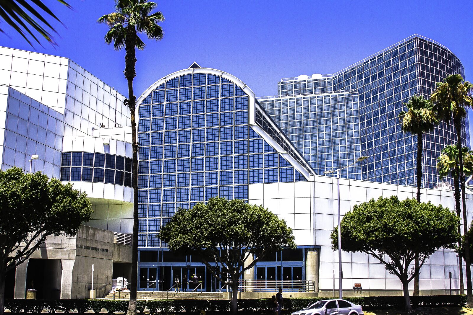 Canon EF 28-135mm F3.5-5.6 IS USM sample photo. Los angeles, convention, center photography