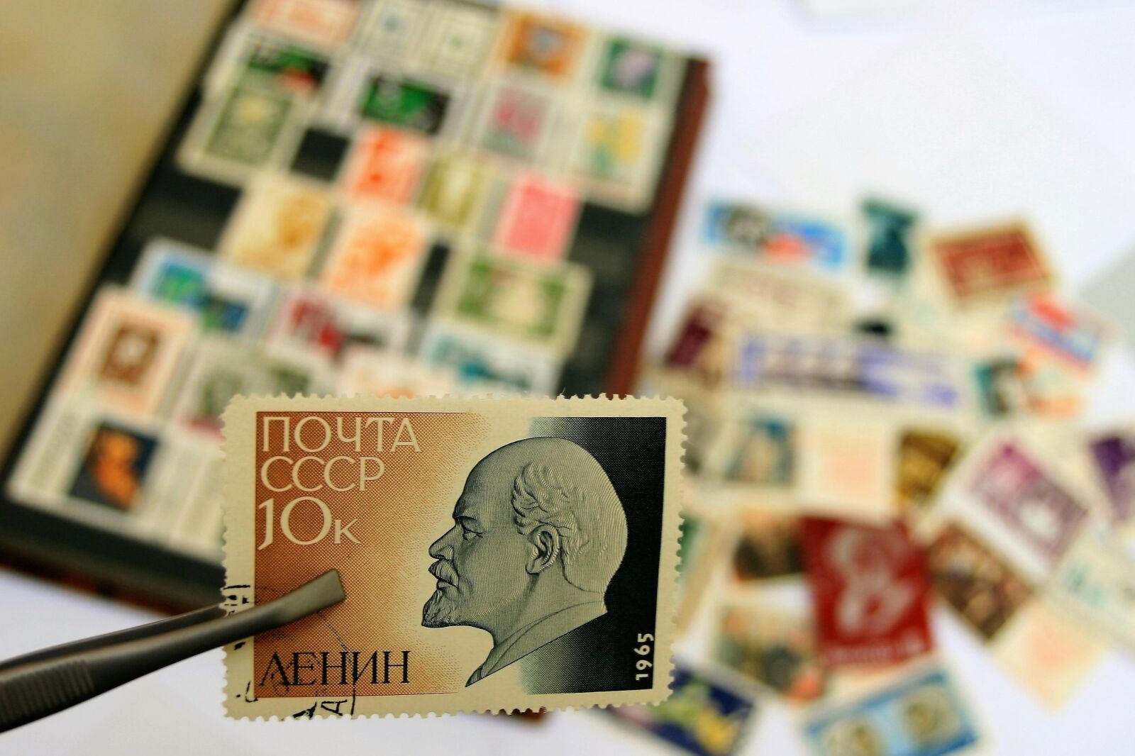 Canon EOS 400D (EOS Digital Rebel XTi / EOS Kiss Digital X) sample photo. Communist, lenin, postage stamp photography