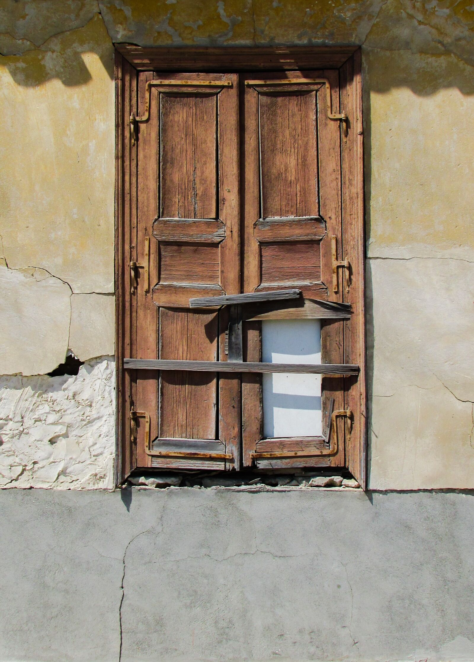 Canon PowerShot SX400 IS sample photo. Window, old, weathered photography