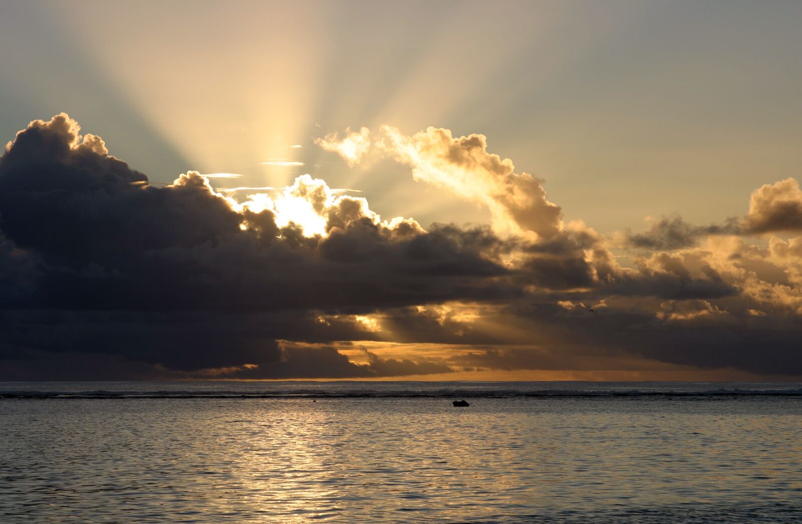 Canon EOS 300D (EOS Digital Rebel / EOS Kiss Digital) sample photo. Seascape, sunrise, clouds photography