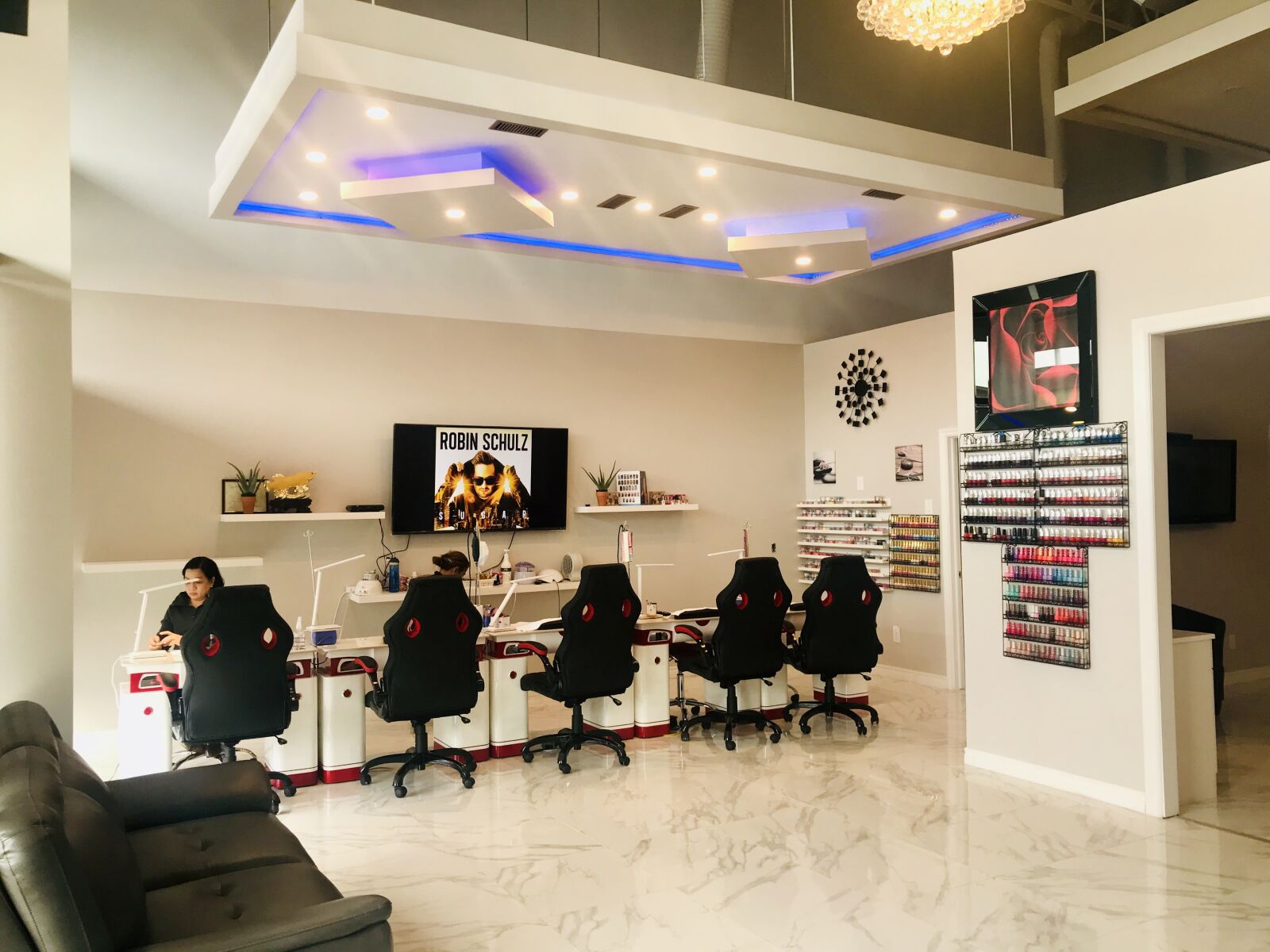 iPhone 7 back camera 3.99mm f/1.8 sample photo. Nail salon, nails, nail photography