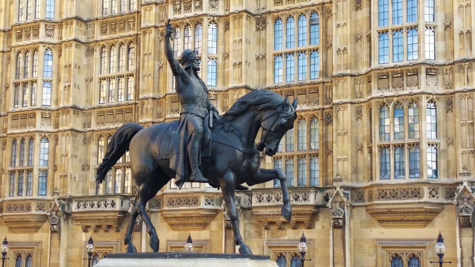 Samsung Galaxy Note4 sample photo. A kings horse, medieval photography