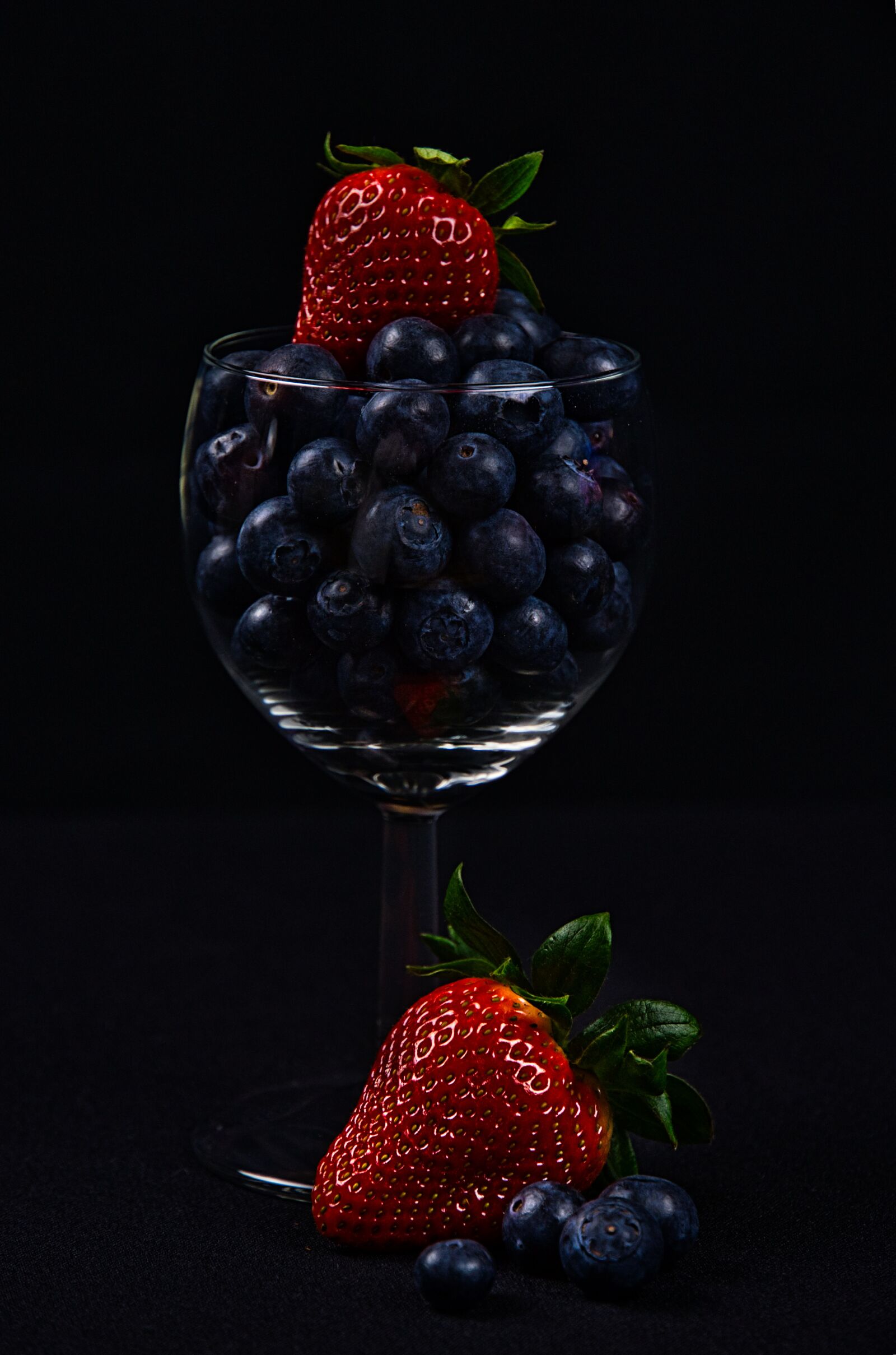 Sony a6400 sample photo. Strawberries, glass, vitamins photography