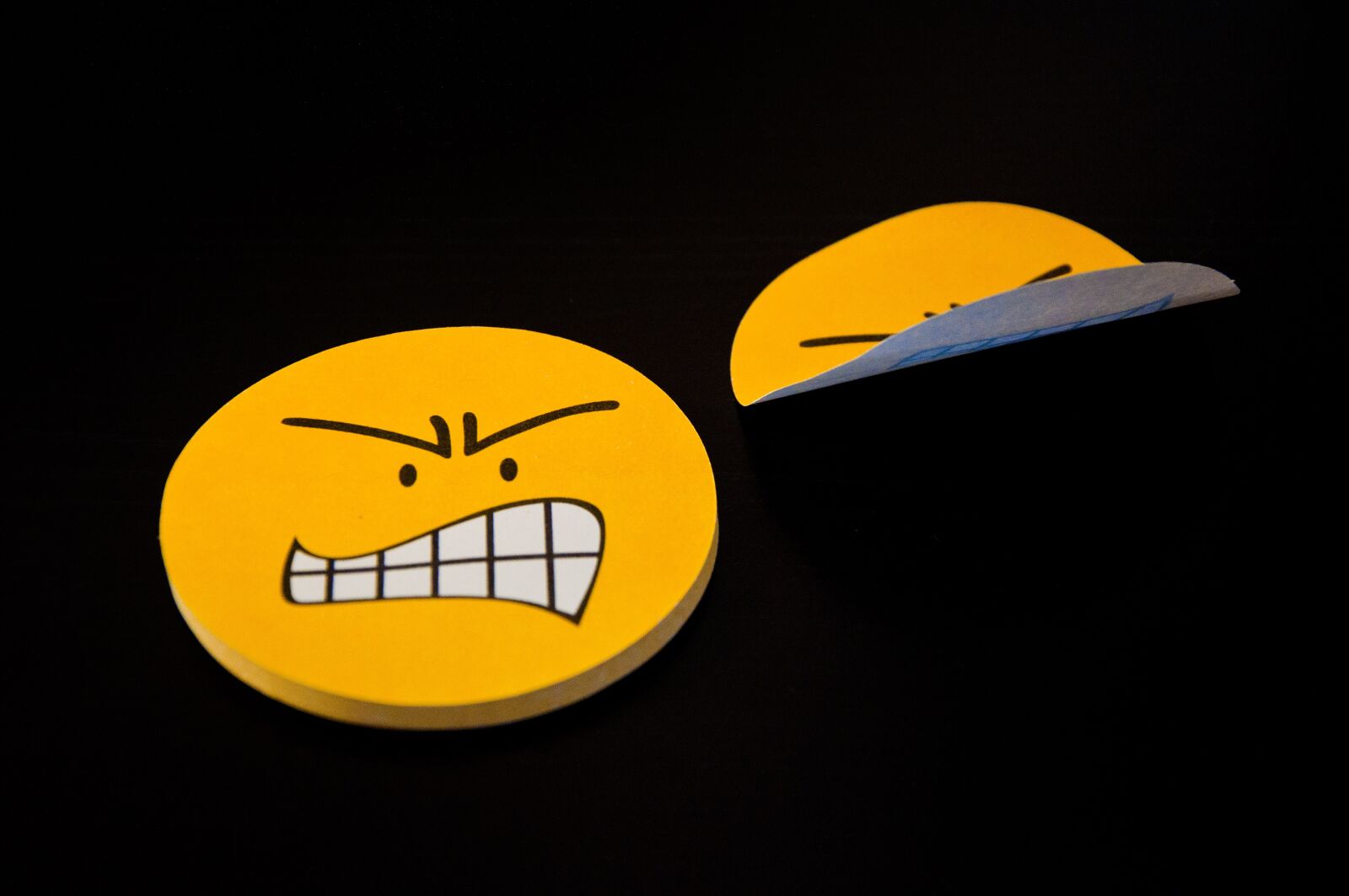 Nikon D90 sample photo. Post it, yellow, smiley photography