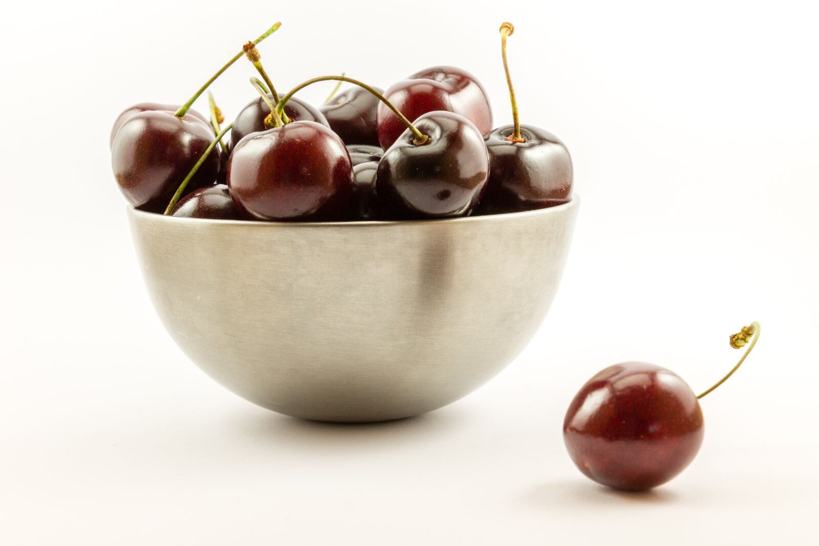 Canon EOS 1100D (EOS Rebel T3 / EOS Kiss X50) sample photo. Cherries, fruits, bowl photography