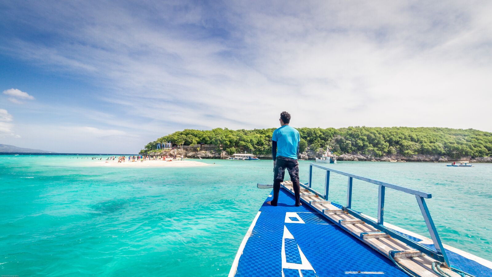 Canon EOS 7D + Canon EF-S 10-18mm F4.5–5.6 IS STM sample photo. Man, boat, island photography