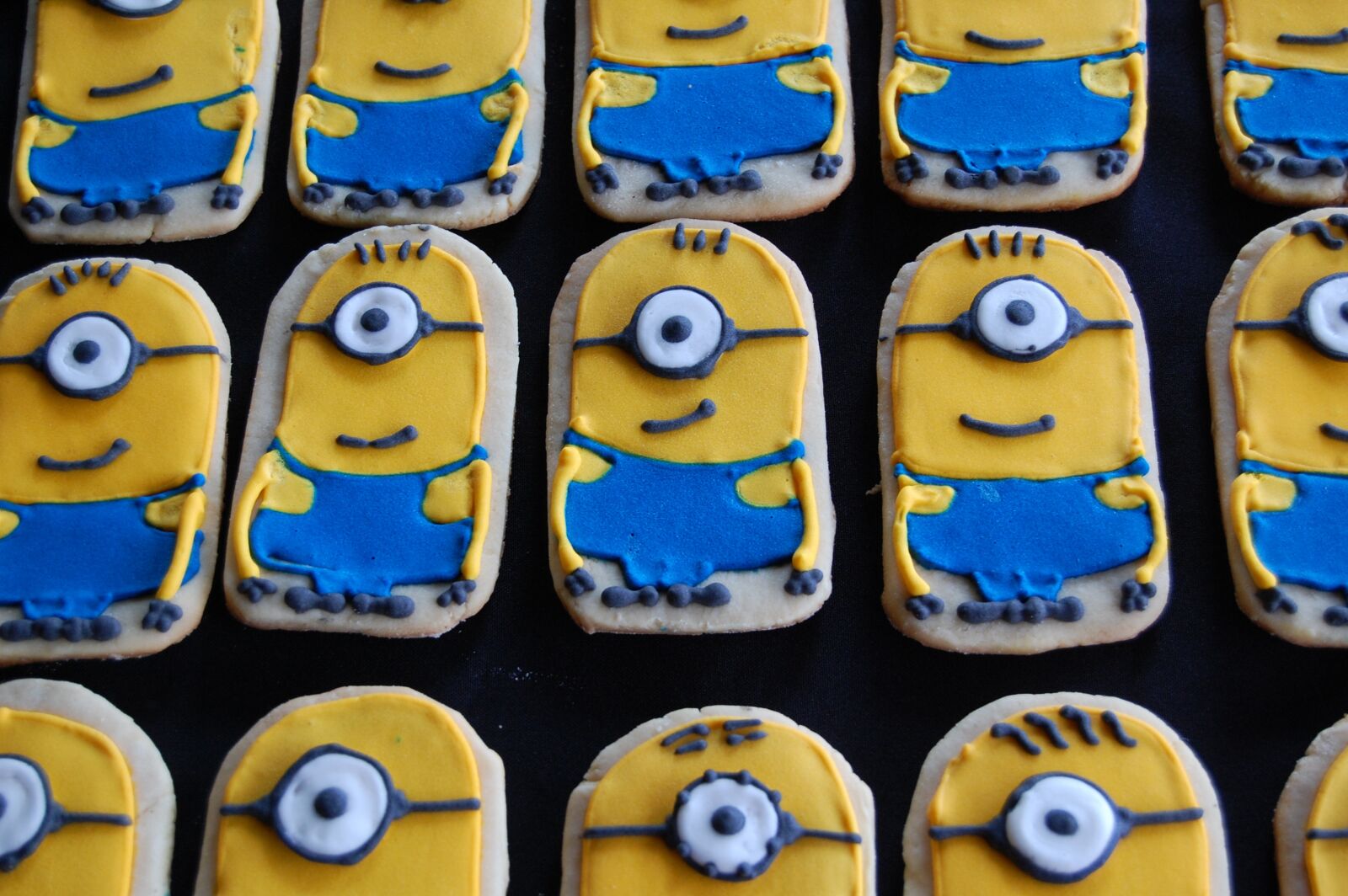Nikon D40 sample photo. Cookies, minions, pastry photography