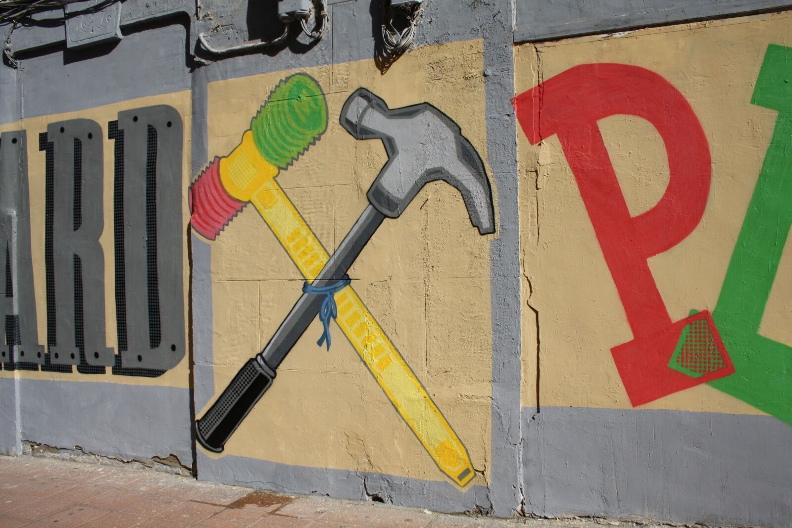 Canon EOS 1000D (EOS Digital Rebel XS / EOS Kiss F) sample photo. Graffiti, urban art, hammer photography