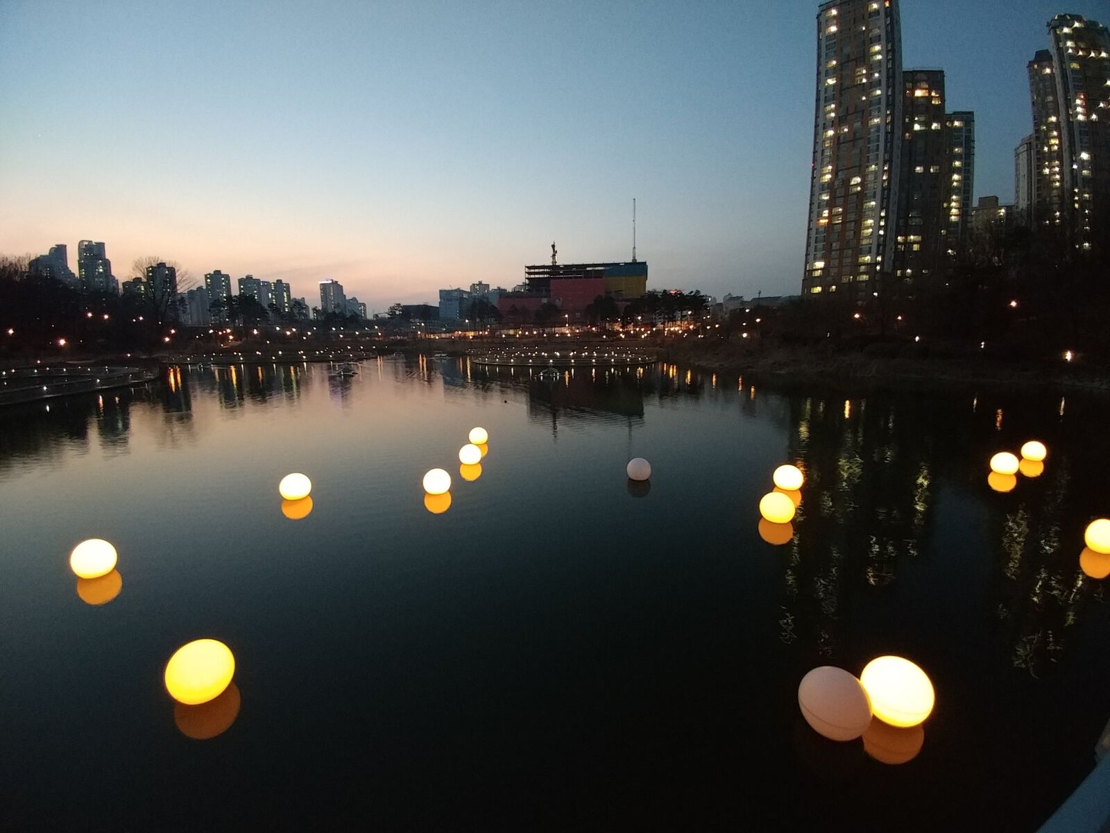 LG V20 sample photo. Park, in the evening photography