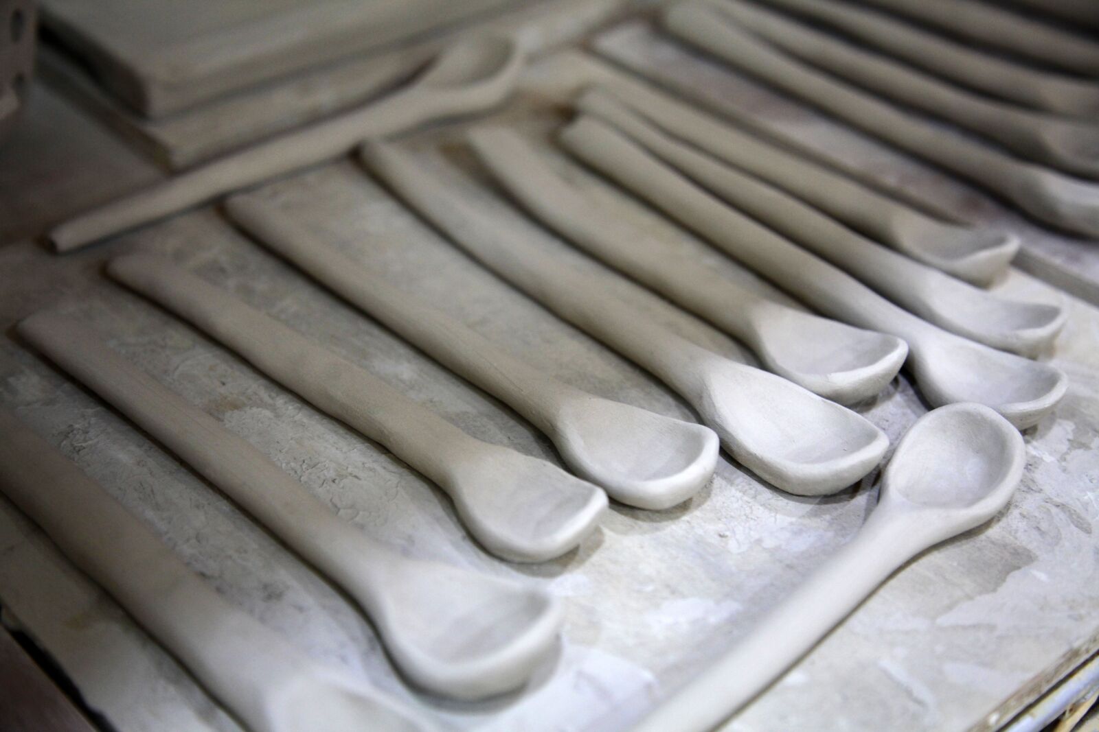 Canon EOS 5D Mark II sample photo. Porcelain, hand, dirt photography
