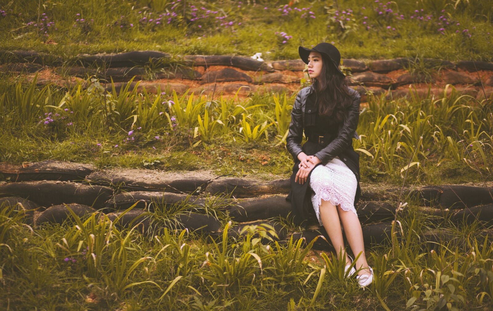 Canon EF 85mm F1.8 USM sample photo. Girl, grassland, autumn photography