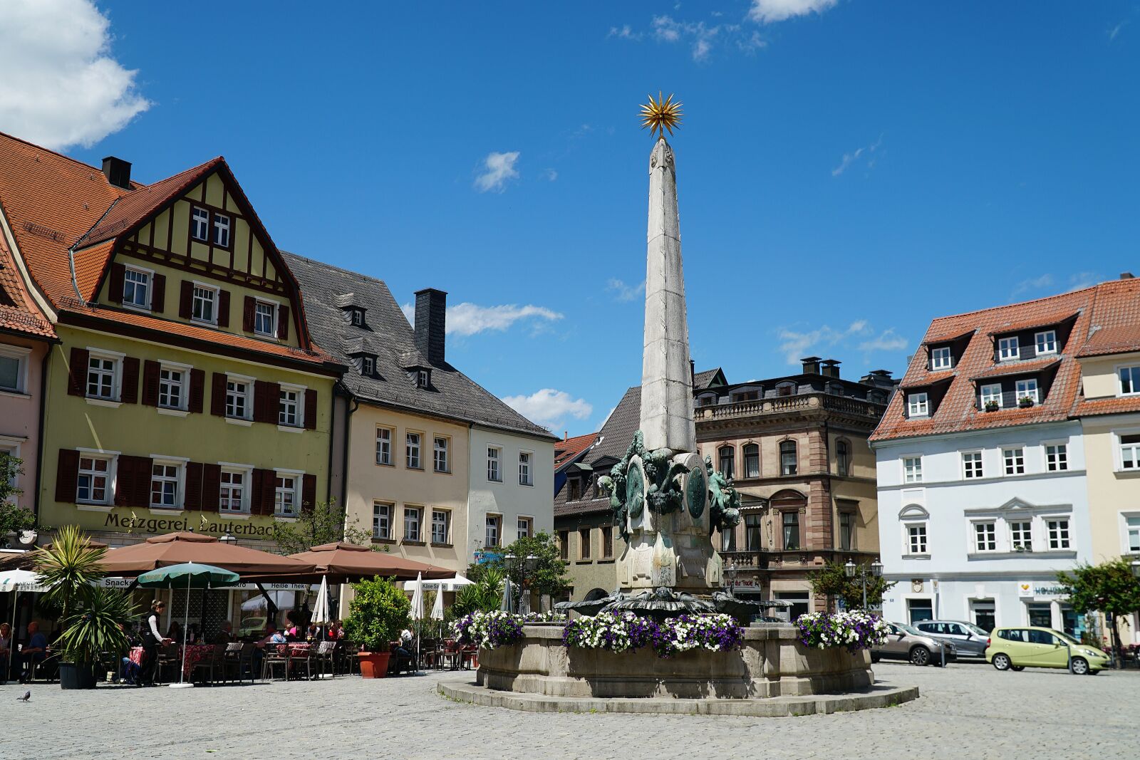 Sony a6300 + Sony E PZ 18-105mm F4 G OSS sample photo. Kulmbach, marketplace, luitpold fountain photography