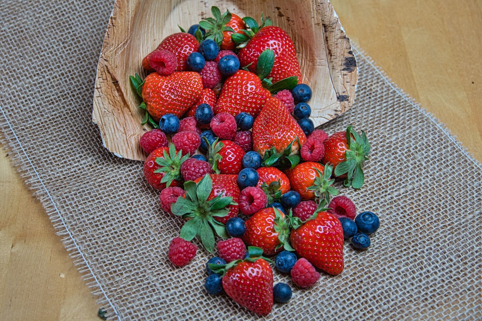 Sony a6400 sample photo. Strawberries, vitamins, fruit photography