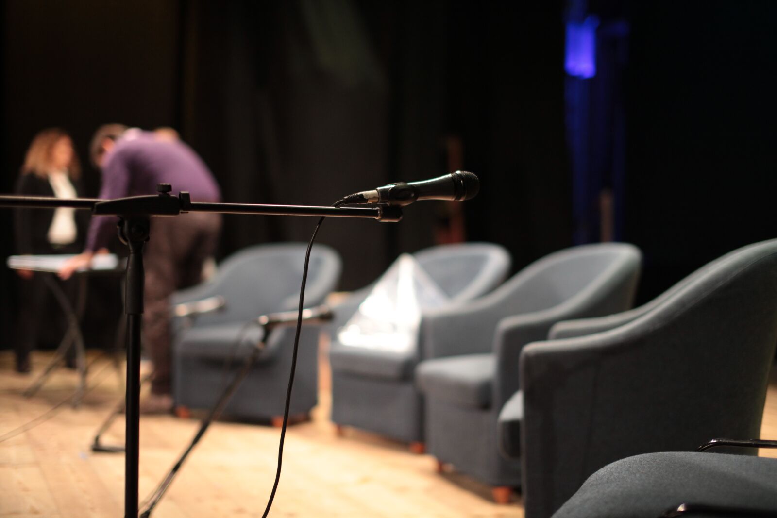 Canon EOS 5D Mark II sample photo. Teatro, sofa, microphone photography