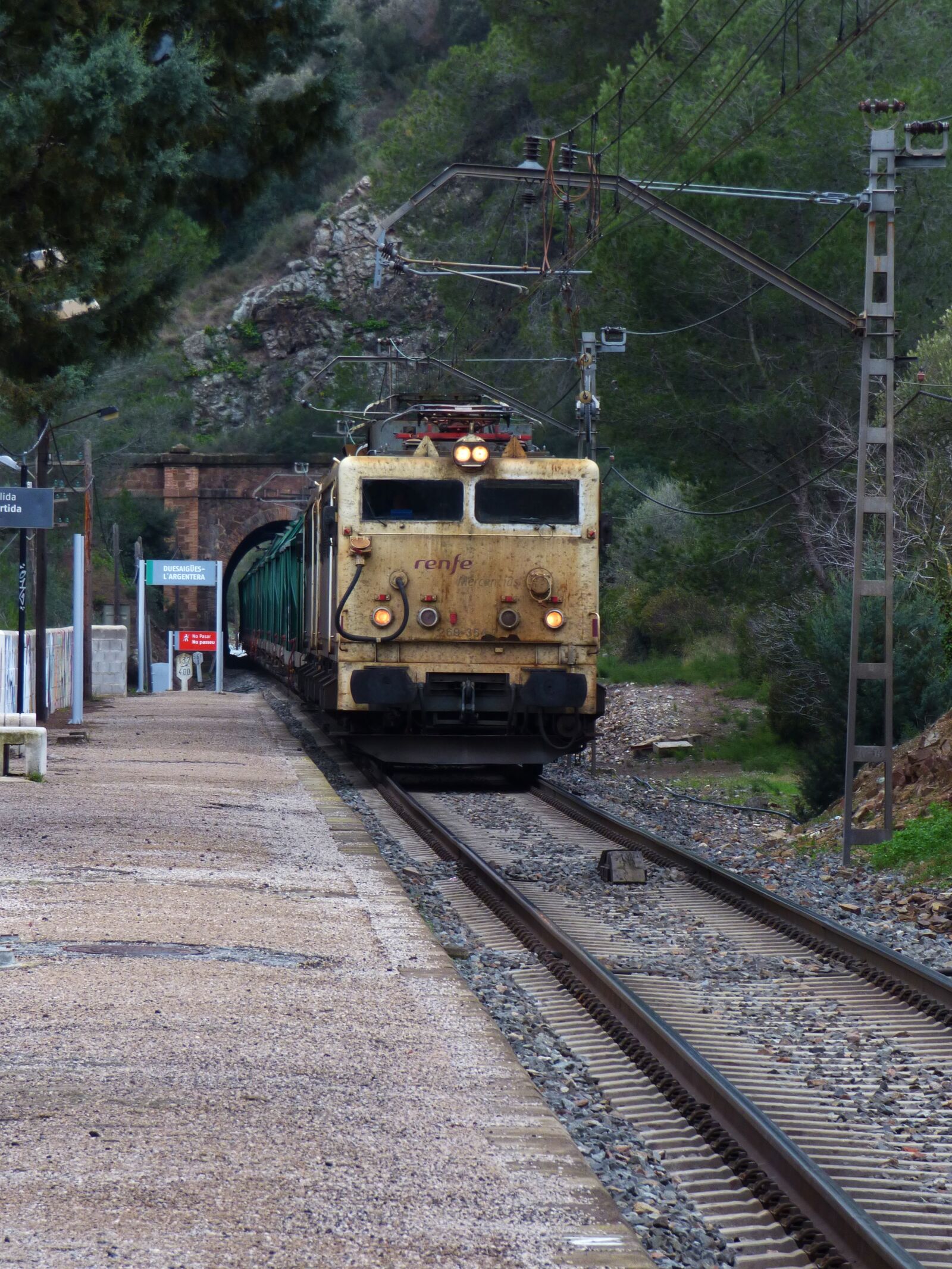 Panasonic Lumix DMC-FZ70 sample photo. Train, via, station photography