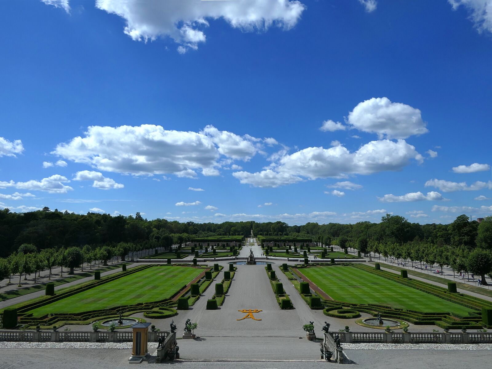 Panasonic Lumix DMC-FZ2500 (Lumix DMC-FZ2000) sample photo. Park, castle, drottningholm photography