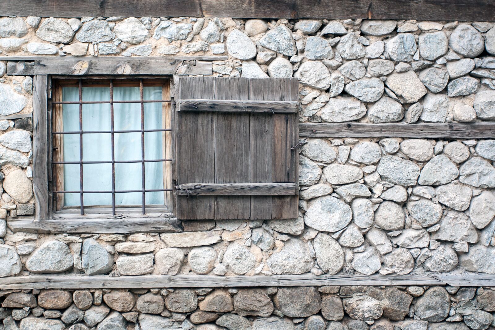 Canon EOS 350D (EOS Digital Rebel XT / EOS Kiss Digital N) sample photo. Wall, windows, architecture photography