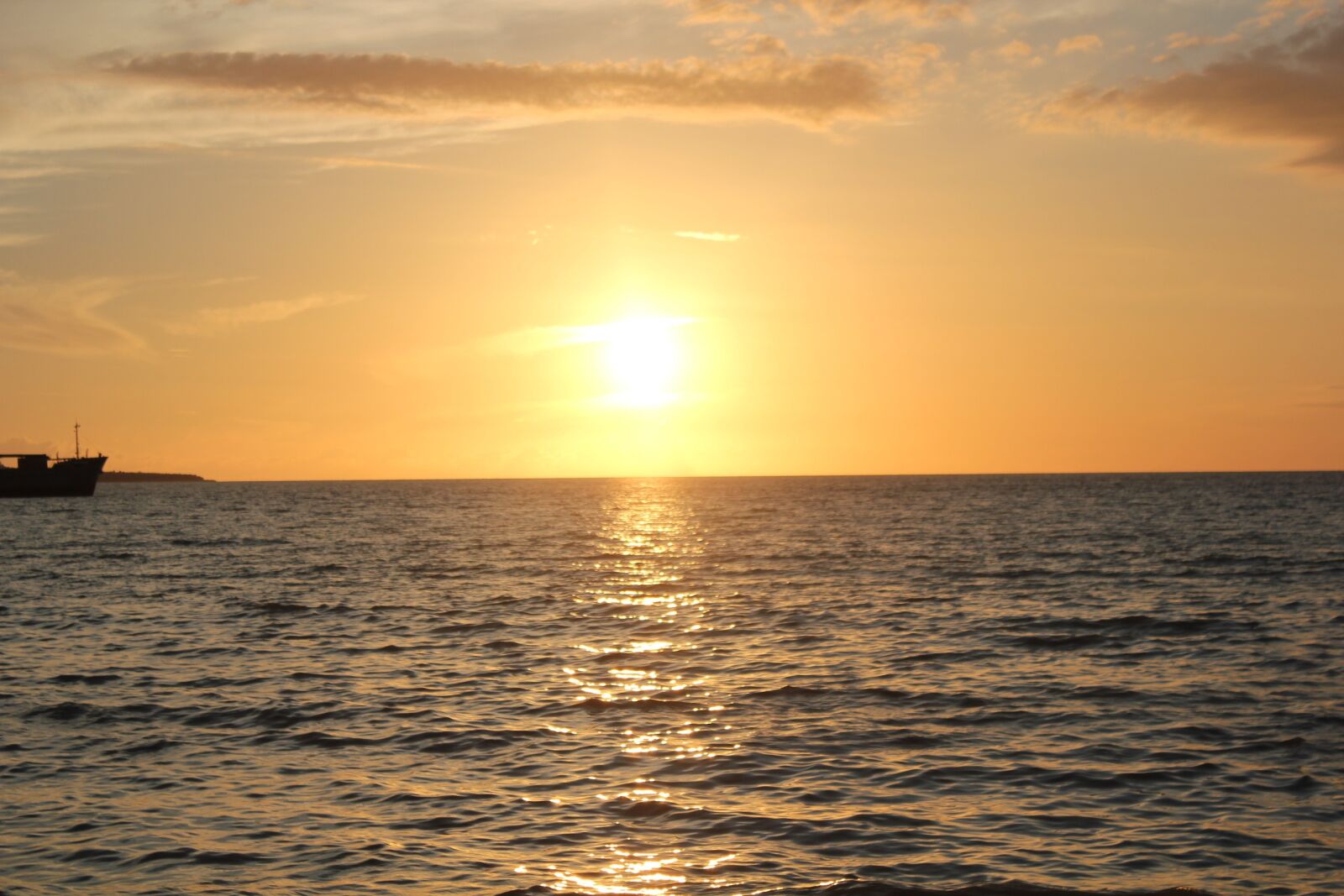 Canon EOS 550D (EOS Rebel T2i / EOS Kiss X4) sample photo. Sun sky, sunset, beach photography