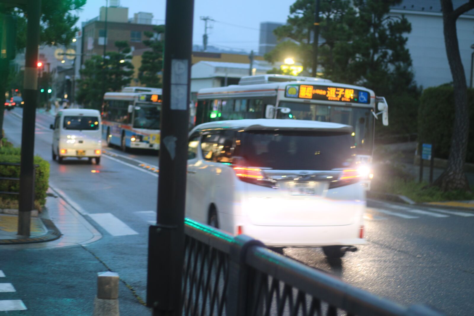 Canon EOS 70D + Canon EF 50mm F1.8 STM sample photo. Kamakura, bus, it's raining photography