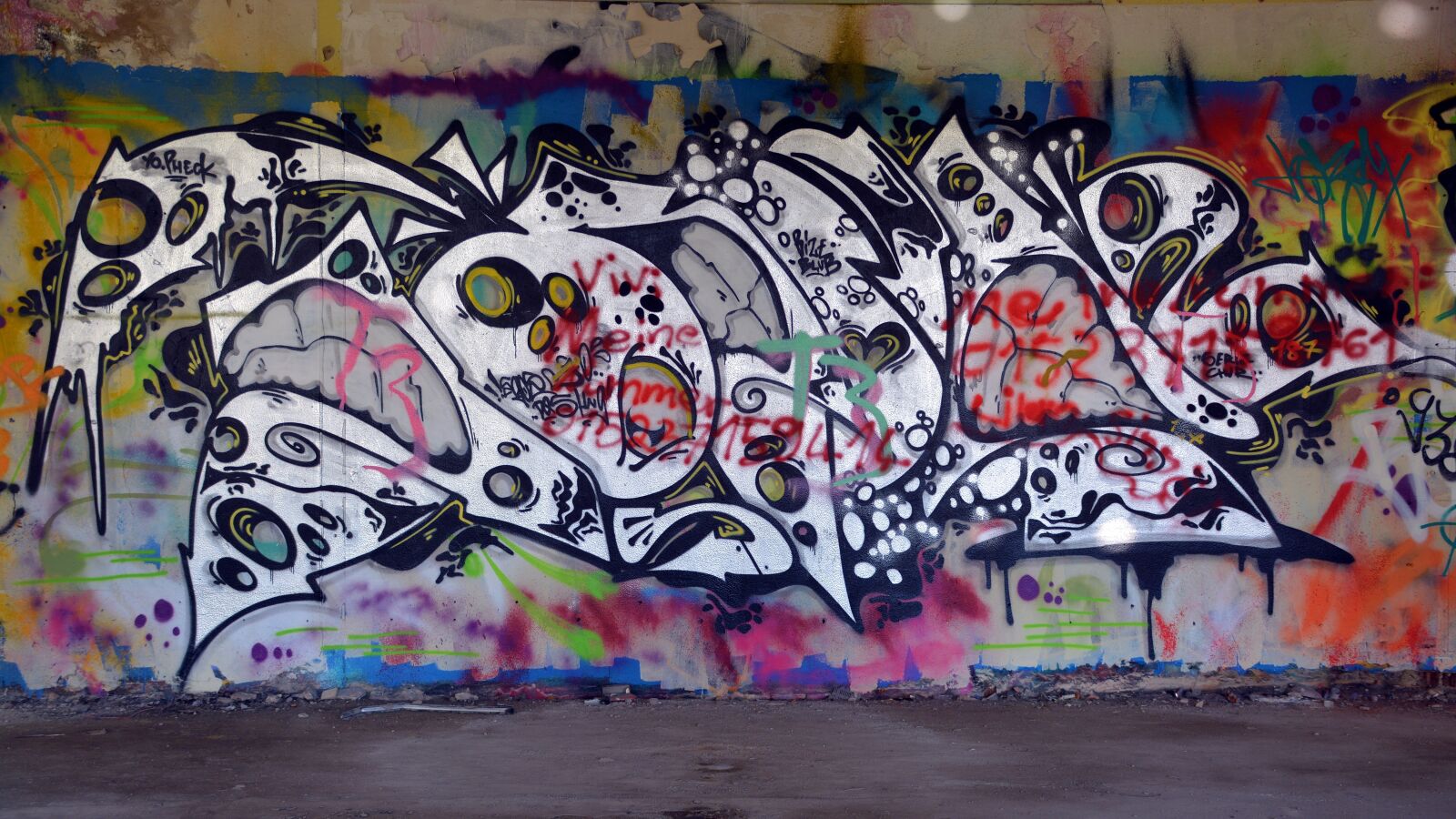 Nikon D5200 sample photo. Lost places, graffiti, ruin photography