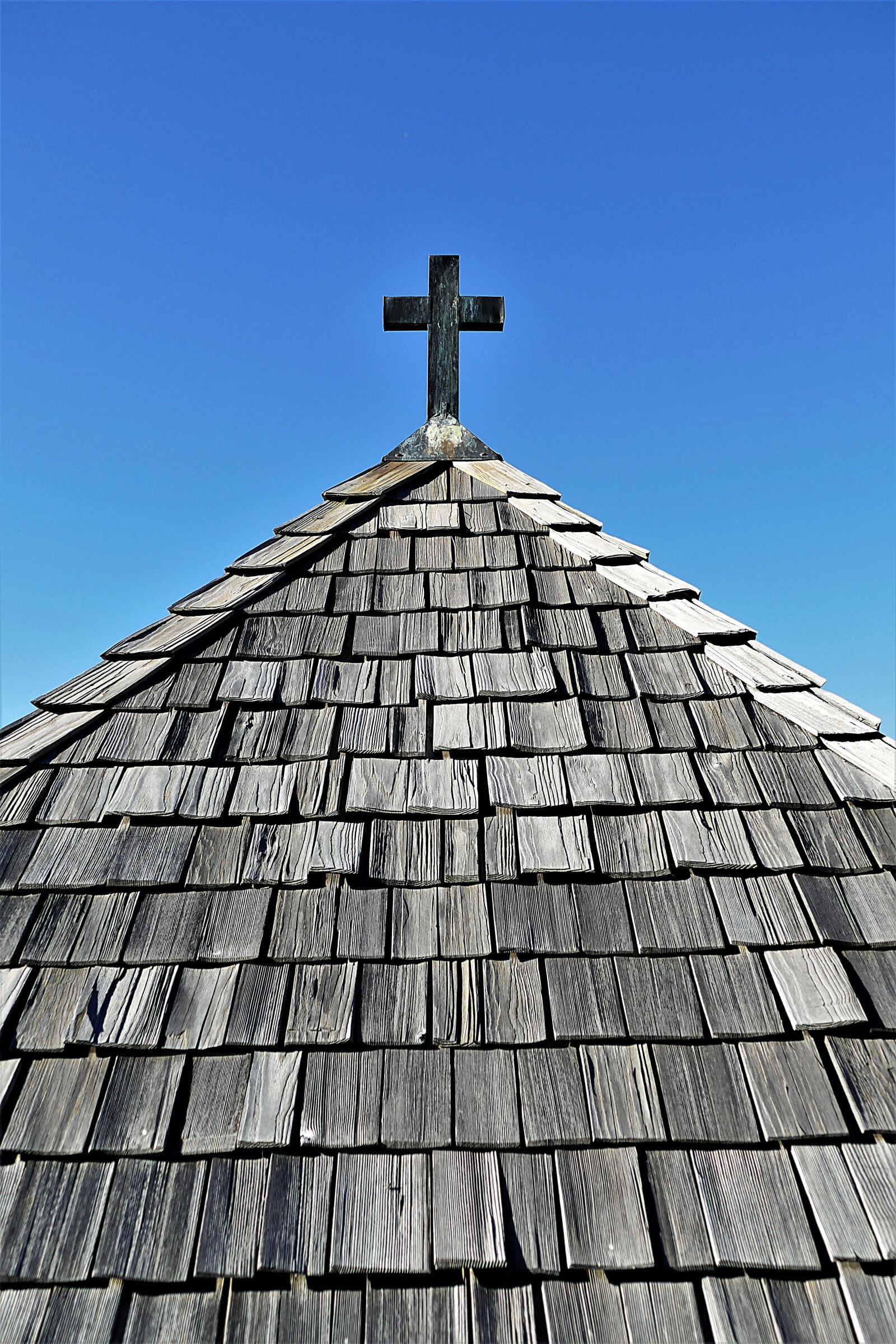Panasonic Lumix DMC-FZ1000 sample photo. Shingle roof, wood shingles photography