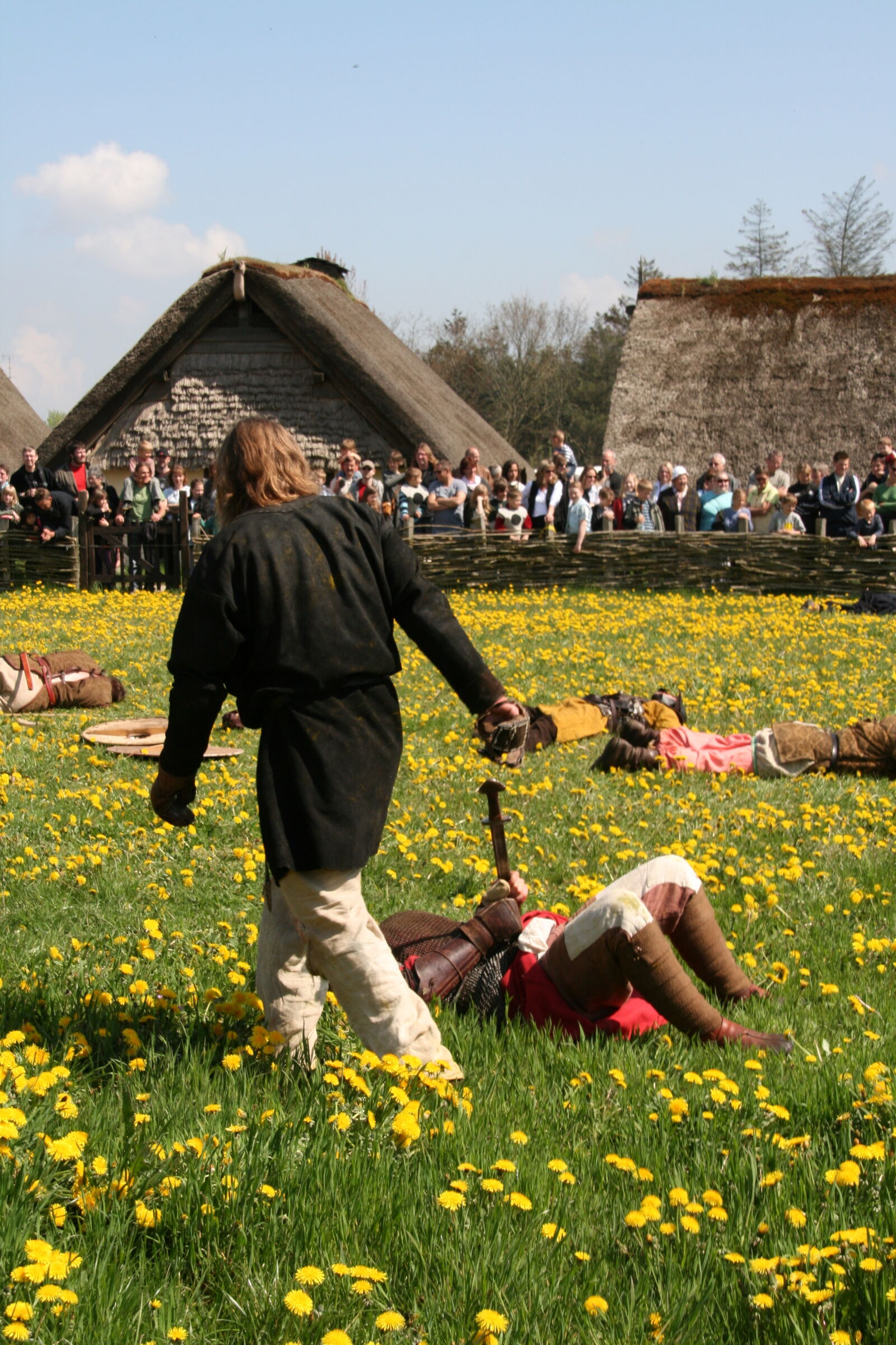 Sigma 18-200mm f/3.5-6.3 DC OS sample photo. Actors, audience, costumes, crowd photography