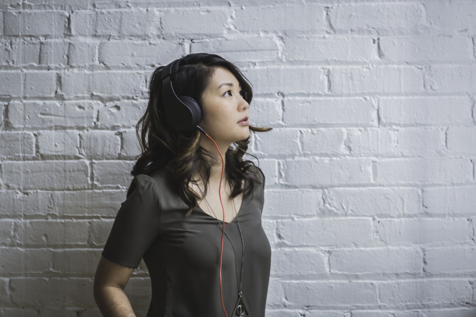 Canon EF 85mm F1.2L II USM sample photo. People, woman, headphones photography