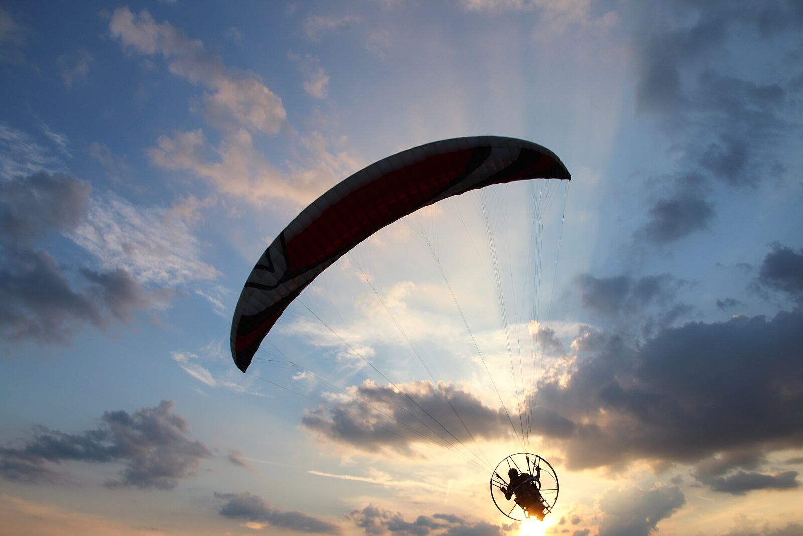 Canon EOS 1200D (EOS Rebel T5 / EOS Kiss X70 / EOS Hi) sample photo. Motor glider, paraglider, air photography