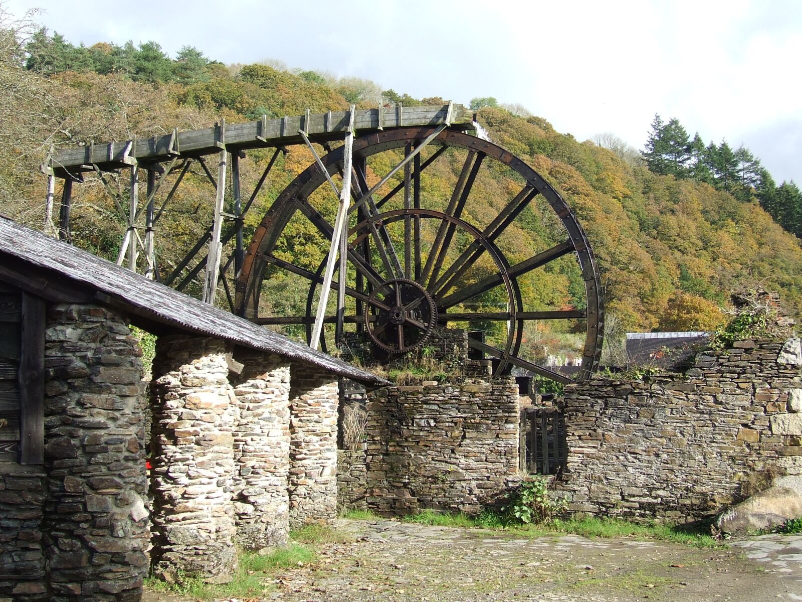 Fujifilm FinePix S5600 sample photo. Water wheel, morwellham quay photography