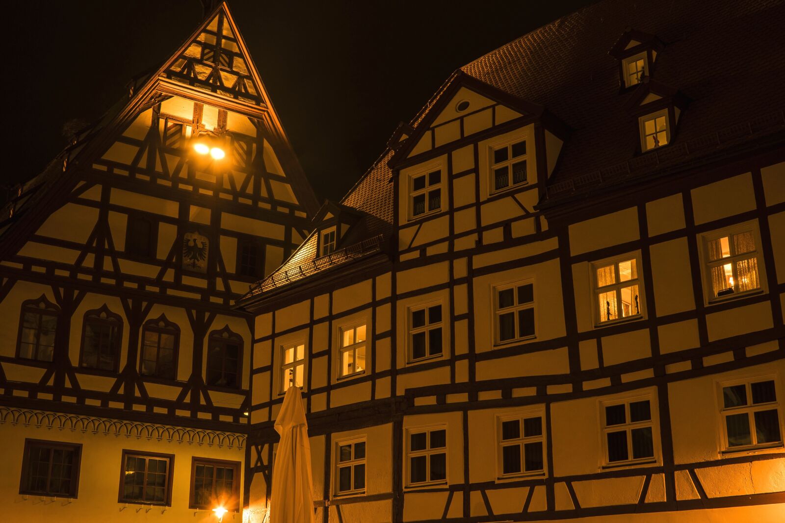 Sony a6300 + Sigma 30mm F2.8 EX DN sample photo. Light bulbs, windows, night photography