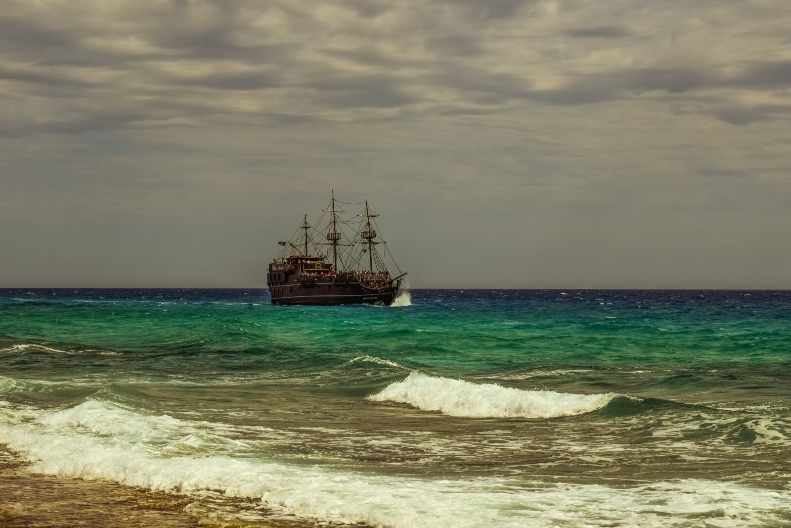 Nikon D3300 sample photo. Ship, sea, waves photography