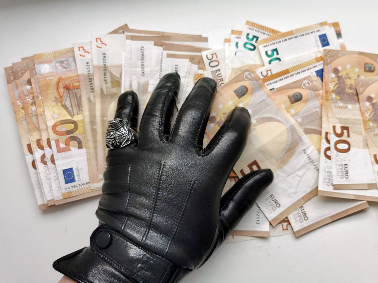 HUAWEI P30 Pro sample photo. Gloves, leather gloves, money photography