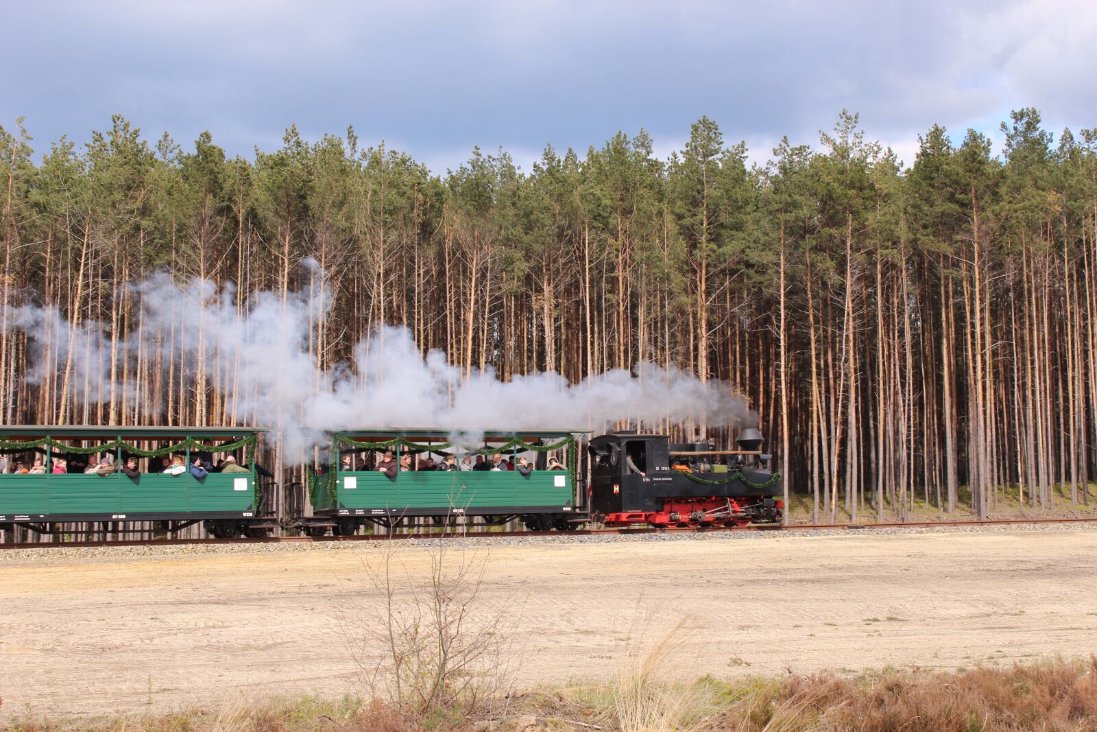 Canon EOS 600D (Rebel EOS T3i / EOS Kiss X5) sample photo. Railway, romance, train photography