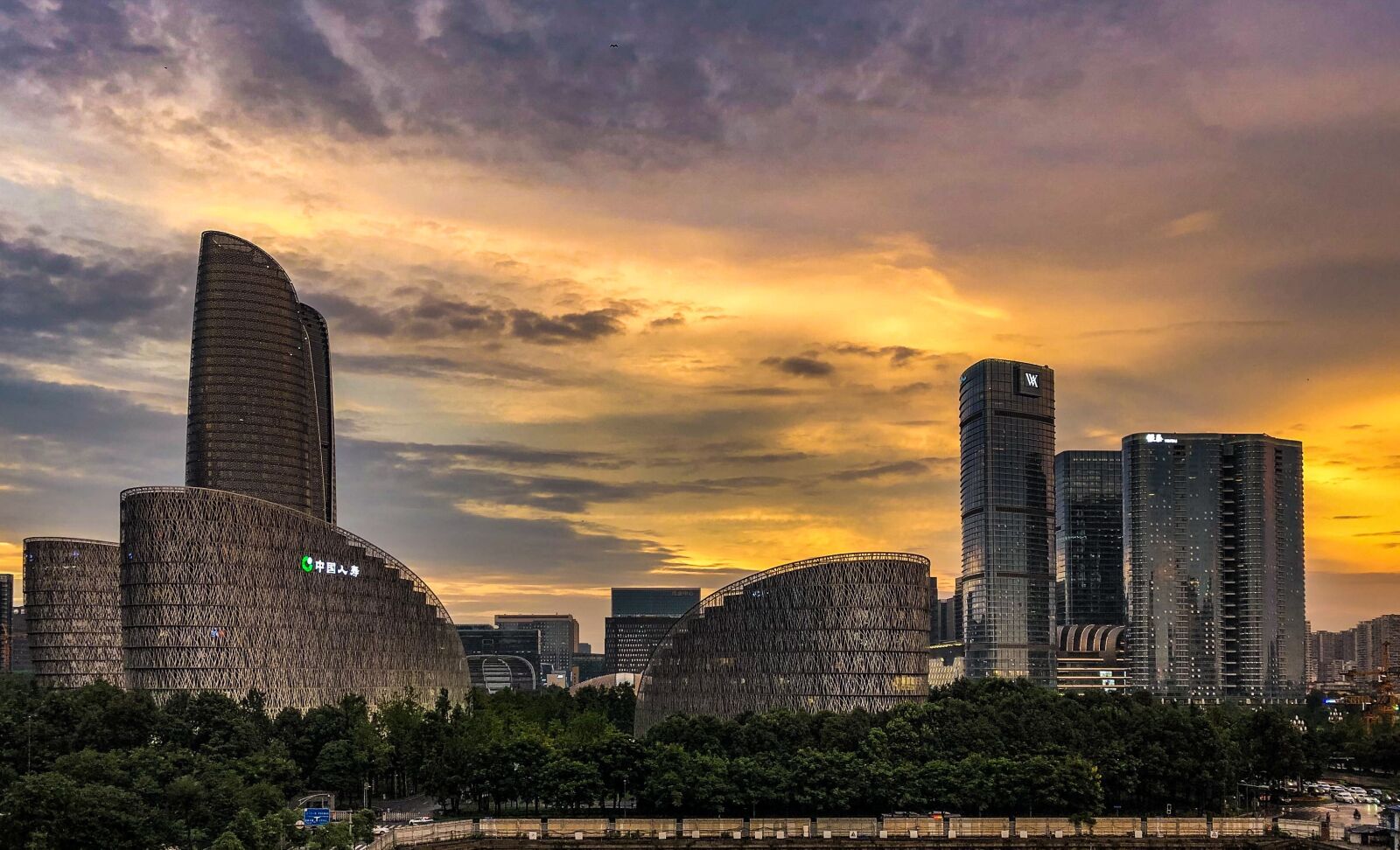 iPhone 8 back camera 3.99mm f/1.8 sample photo. Sunset, city, chengdu photography