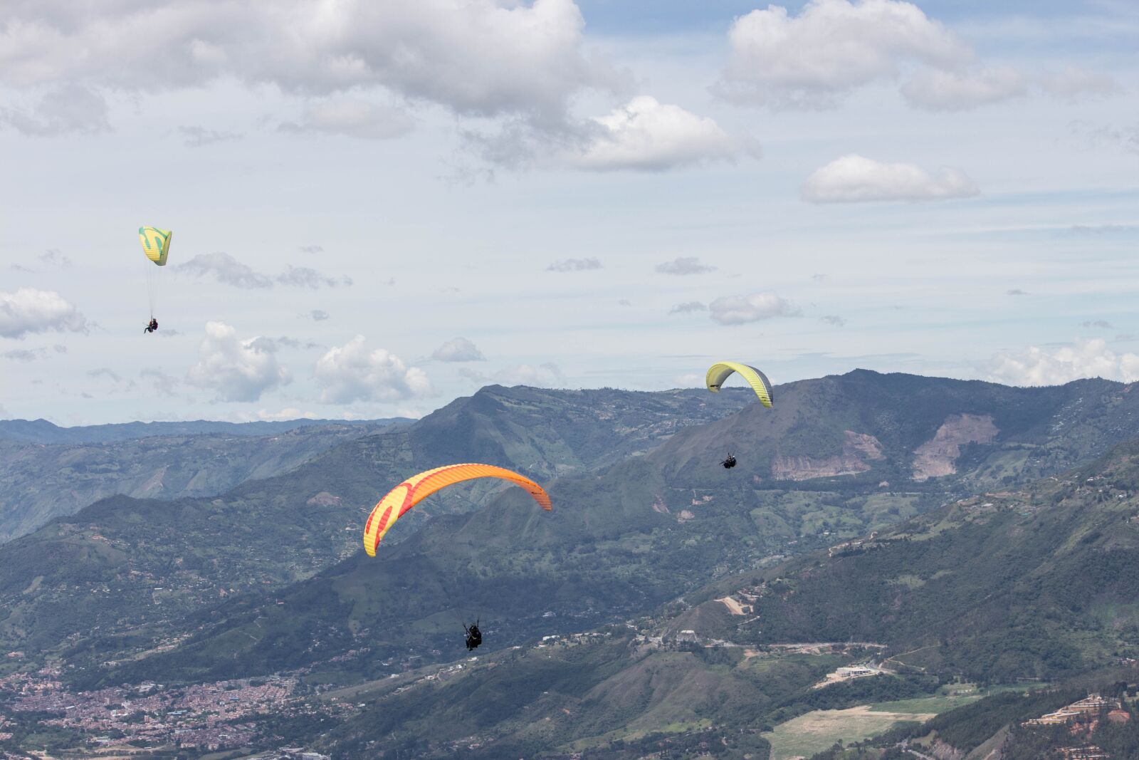 Canon EOS 650D (EOS Rebel T4i / EOS Kiss X6i) + Canon EF-S 55-250mm F4-5.6 IS II sample photo. Paragliding, colombia, city photography