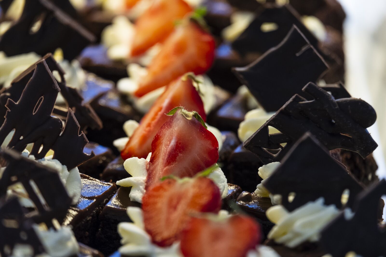 Fujifilm X-T2 + Fujifilm XF 55-200mm F3.5-4.8 R LM OIS sample photo. Dessert, cake, chunks photography