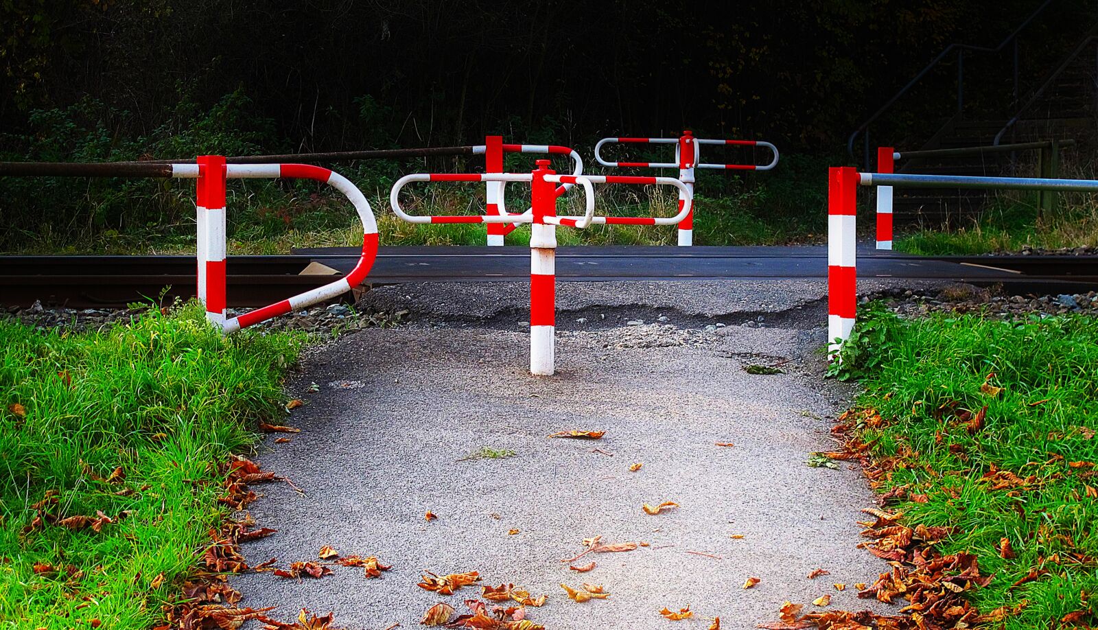 Canon PowerShot G12 sample photo. Level crossing, unlimited, hub photography
