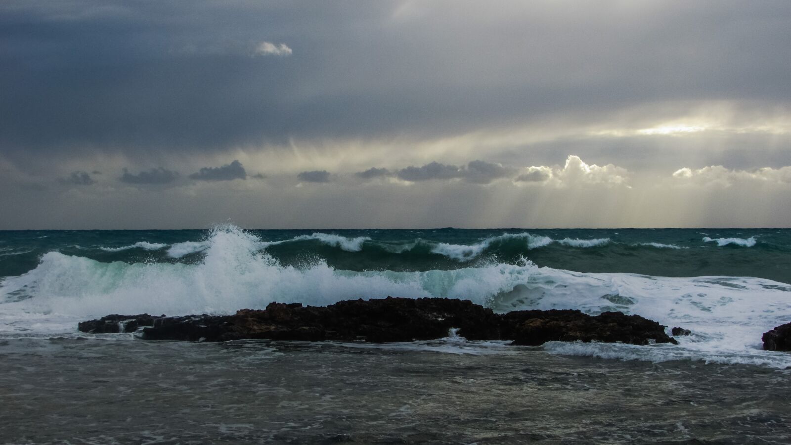 Canon PowerShot SX400 IS sample photo. Wave, smashing, wind photography
