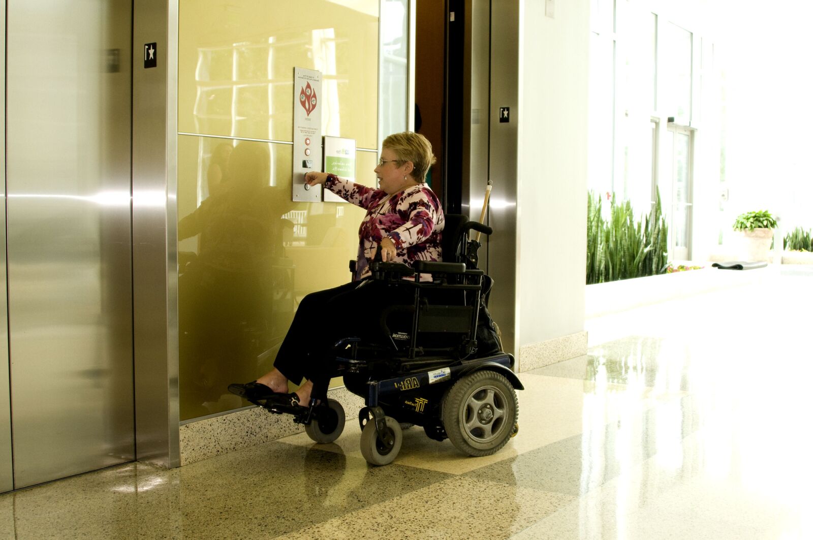 Nikon D300 sample photo. Woman, wheelchair, pressing, easily photography