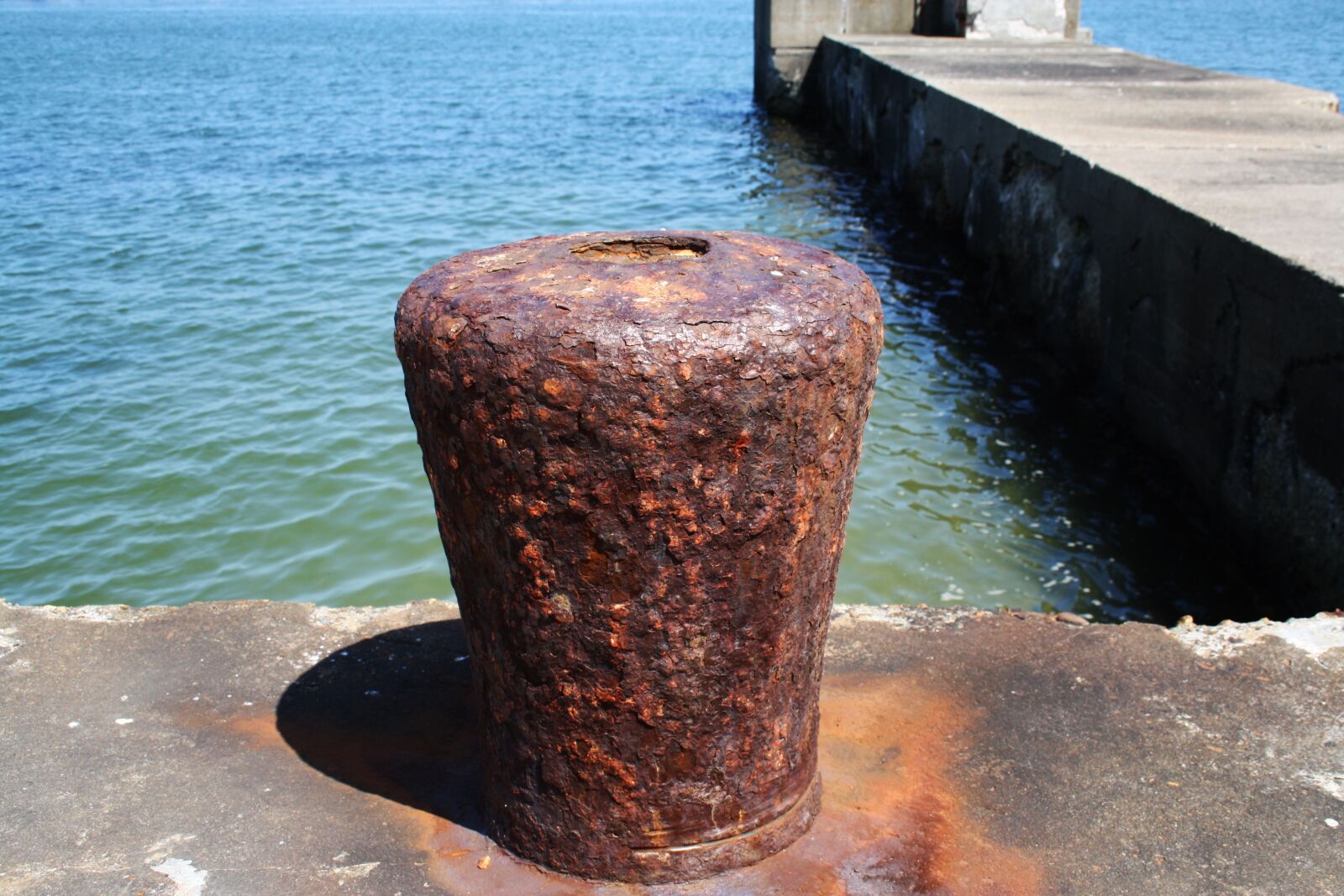 Canon EOS 1000D (EOS Digital Rebel XS / EOS Kiss F) sample photo. Bollard, rust, port photography