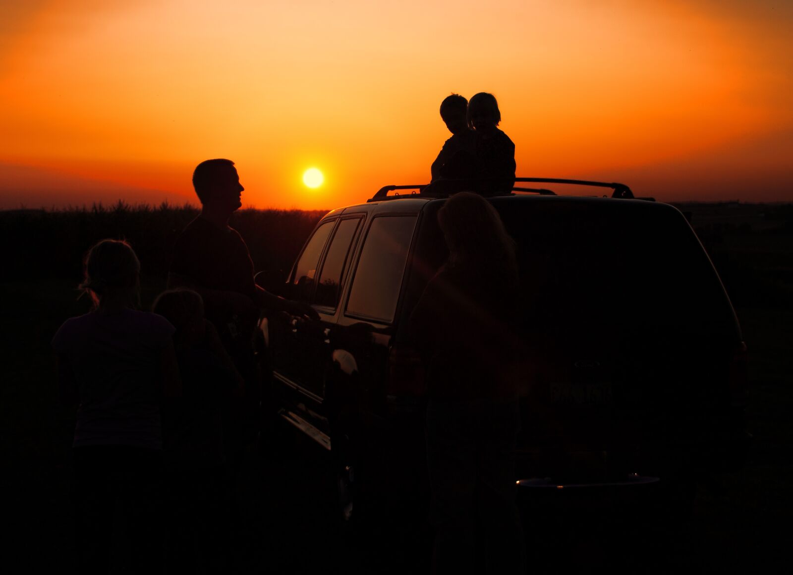Canon EOS 500D (EOS Rebel T1i / EOS Kiss X3) sample photo. Sunset, silhouette, family photography