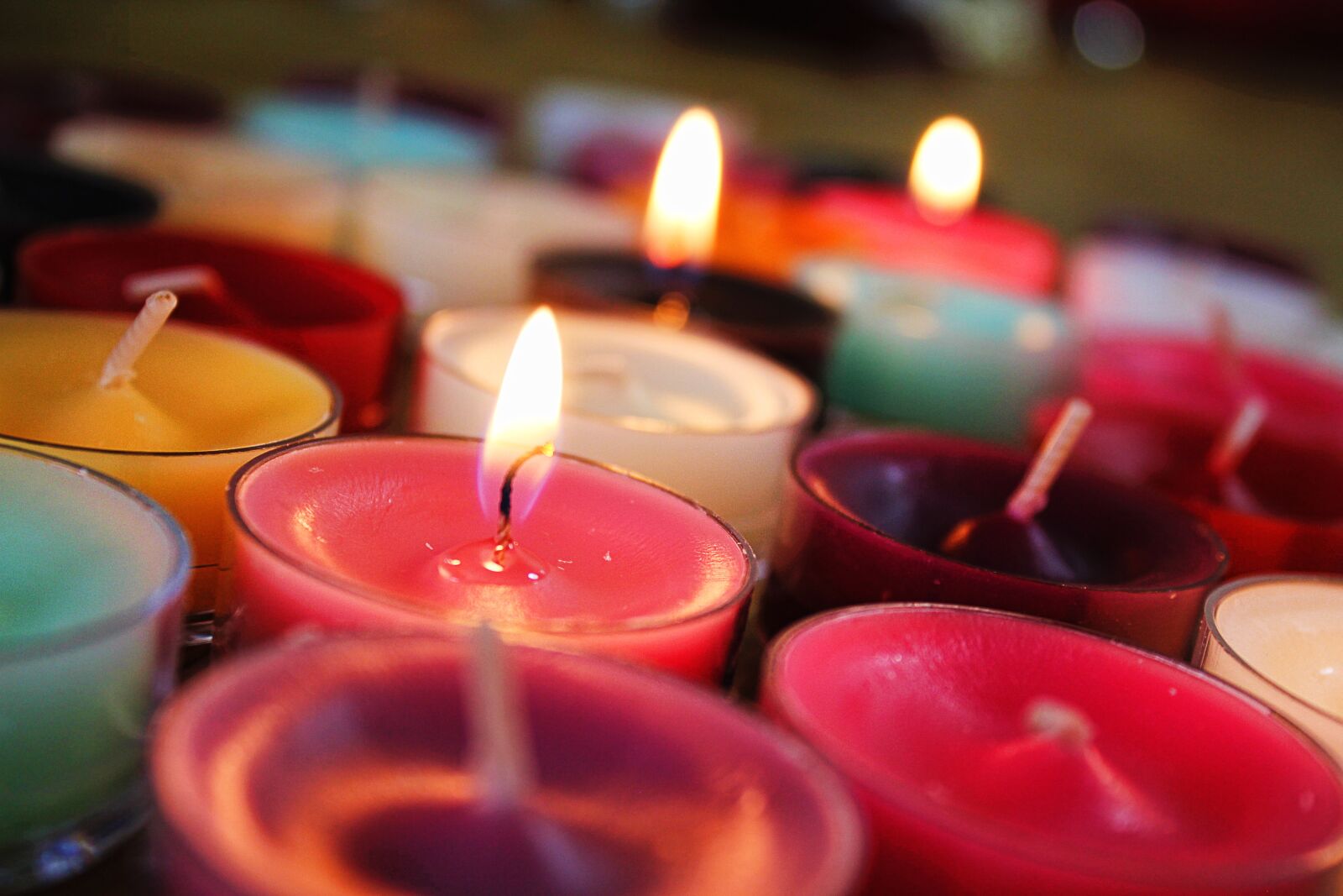 Canon EOS 550D (EOS Rebel T2i / EOS Kiss X4) sample photo. Candles, flame, colorful photography