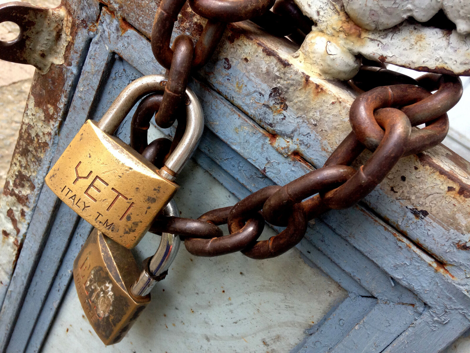 iPhone 5c back camera 4.12mm f/2.4 sample photo. Abstract, chain, lock, padlock photography