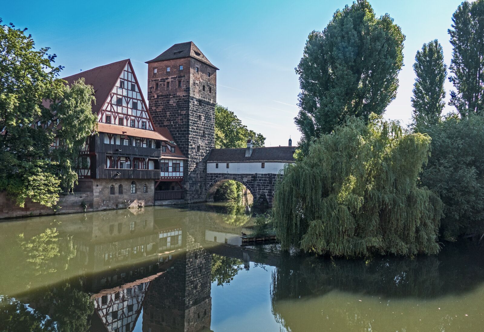 Panasonic Lumix DMC-FZ1000 sample photo. Nuremberg, historically, pegnitz photography