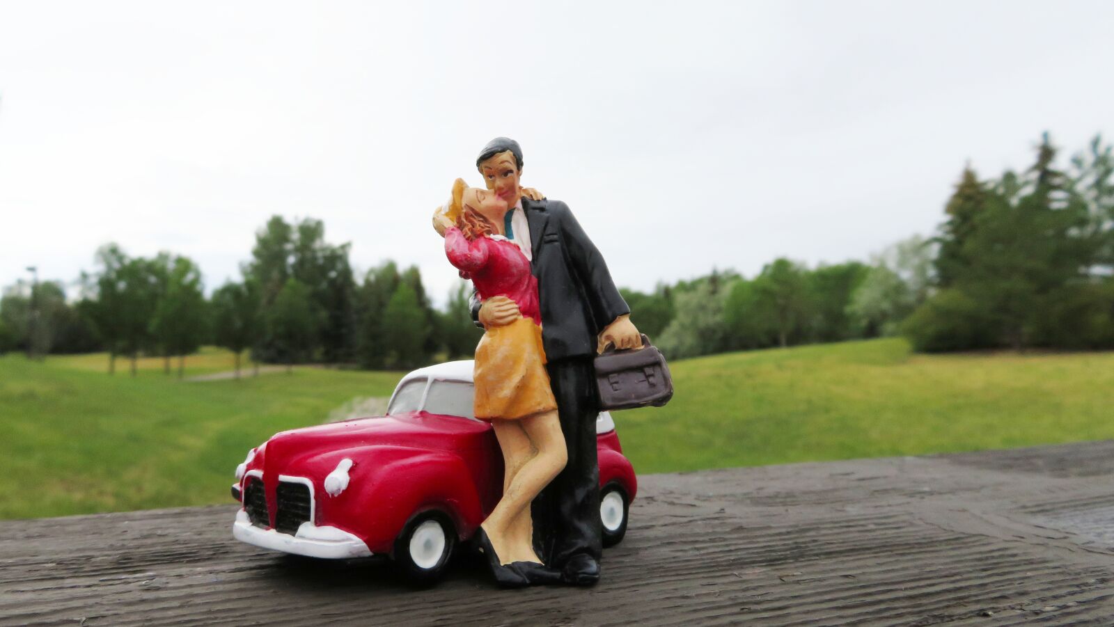 4.3 - 172.0 mm sample photo. Kissing, couple, car photography